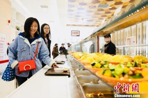 　资料图：消费者在餐厅就餐?！∑臃?摄