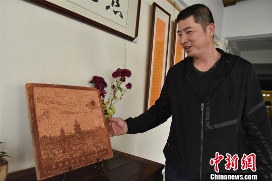 如今，吴育琳的砖雕作品题材愈加丰富，雕刻技艺也不断进步?！〕铝?摄