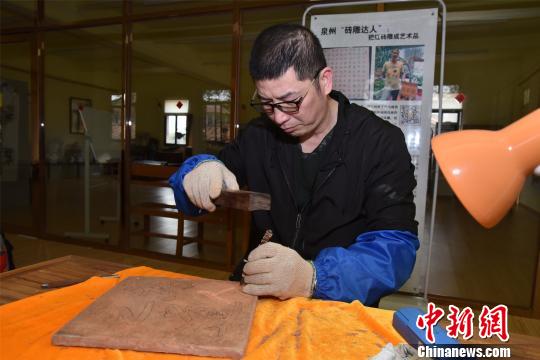 吴育琳不时拿起木榔头仔细敲打，动作十分娴熟?！〕铝?摄