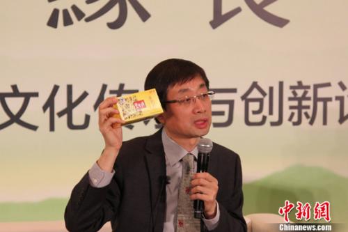 资料图：赵一弘董事长在“源远 缘长”2014年碧生源品牌文化传承与创新论坛上答记者问。