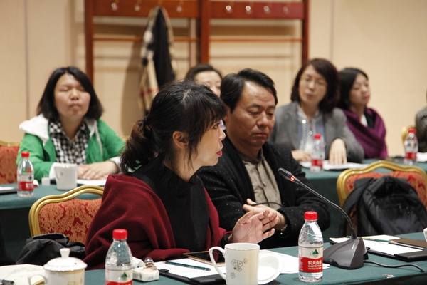 东城区政协委员、北京前沿华彩文化发展有限公司艺术总监郭秋桐在座谈会上交流学习贯彻全国“两会”精神体会