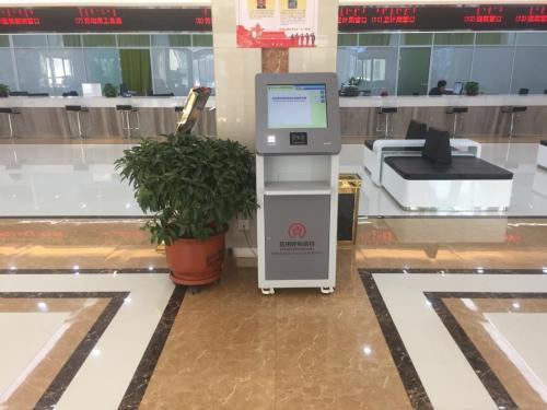 点击图片翻到下一页>> 信用查询一体机走进呼和浩特市政务服务中心