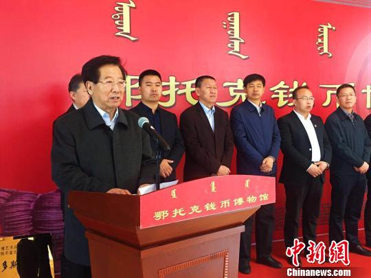 图为钱币博物馆收藏家王吉祥致辞?！≌喷?摄