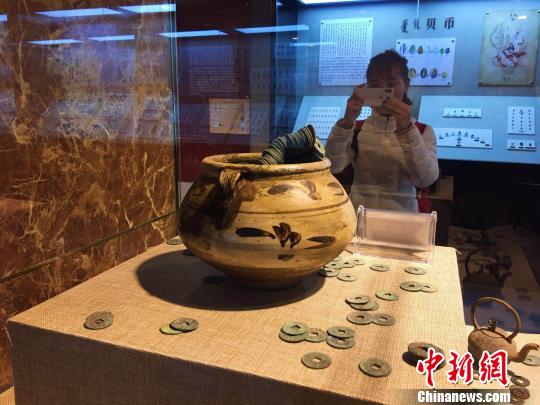 图为游客拍照留念?！≌喷?摄