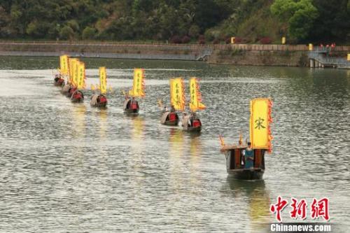 瓯江水面上的“大宋运瓷船队” 沈淑桦 摄 点击进入下一页