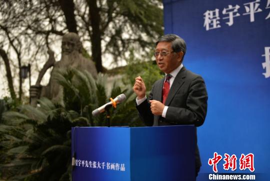 程宇平先生在捐赠仪式上，讲述张大千书画来源。　王斌 摄