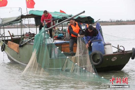 资料图：渔民捕鱼。 宋从勇 摄