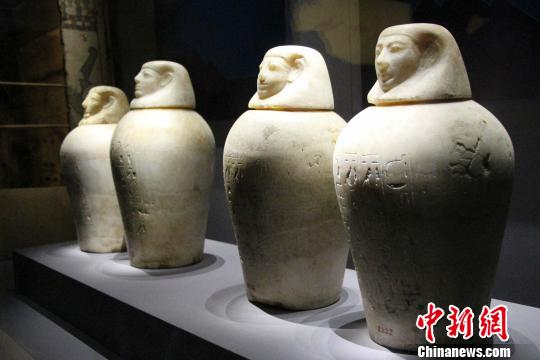 图为展览中展出的卡诺卜罐?！≌韵?摄