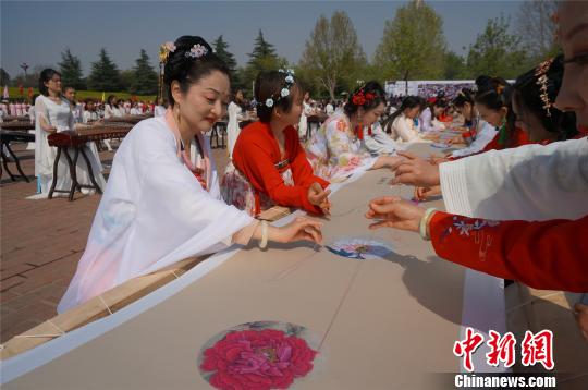 身着唐装的绣女们现场展示洛阳绣技法?！『略?摄