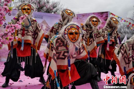图为4月1日，开幕式上的藏戏表演《扎西雪巴》。　张守国 摄