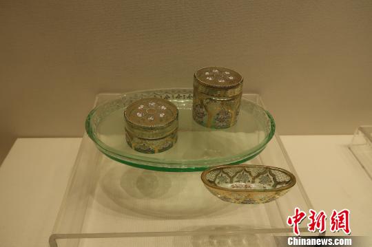 清绿玻璃描金花纹餐具?！『?摄