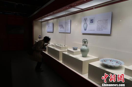 观众观看百件文物?！『?摄