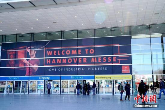 4月1日，2019年德国汉诺威工业博览会正式开幕。图为参观者当天步入设于汉诺威展览中心的工博会展区。<a target='_blank' href='http://www.chinanews.com/'>中新社</a>记者 彭大伟 摄