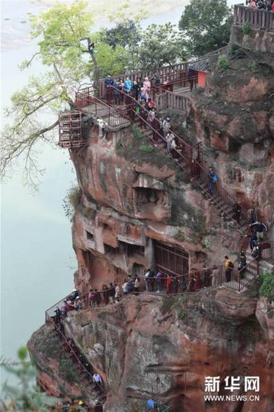 (社会)(5)四川乐山大佛正式“出关” 九曲栈道重新开放