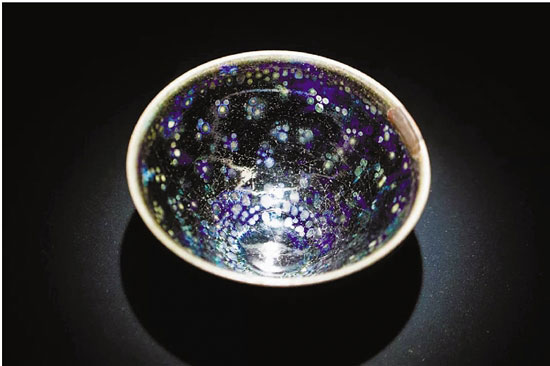 宋 曜变天目建盏（1951年定为日本国宝）
口径: 12.2cm 高度: 6.4cm 藏于大德寺龙光院
束口、深腹，釉斑随着光线变化色泽，黑斑点外套着蓝紫色光环，具有幽玄之美。据传这件曜变在明朝传到日本，是龙光院的创建者江月宗玩所有，1606年被视为镇院之宝，作为佛器供奉。