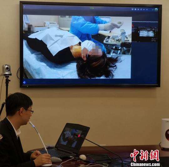 超声影像在传输过程中任何一帧画面的丢失，都有可能造成误诊、漏诊的严重后果，因此传统上患者必须现场接受超声医生检查后才能得到诊断意见。　芊烨 摄