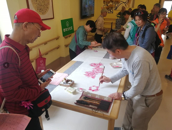社区居民挥毫泼墨，为活动助兴
