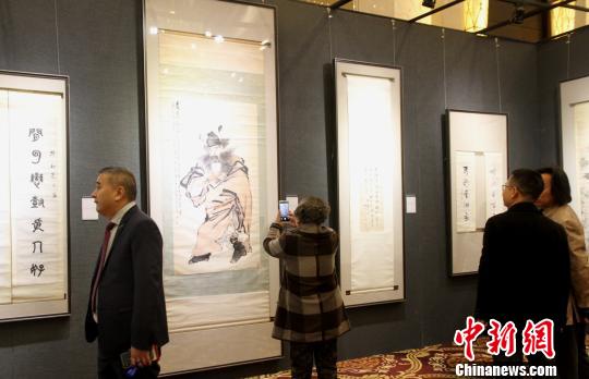 图为民众在参观书画展览?！〈藜衙?摄