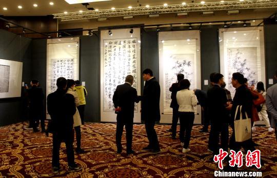 图为展馆现场人头攒动?！〈藜衙?摄