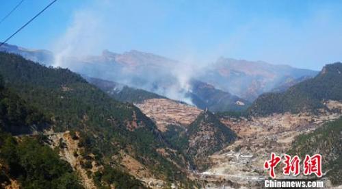 远眺木里火灾现场。李传永 摄