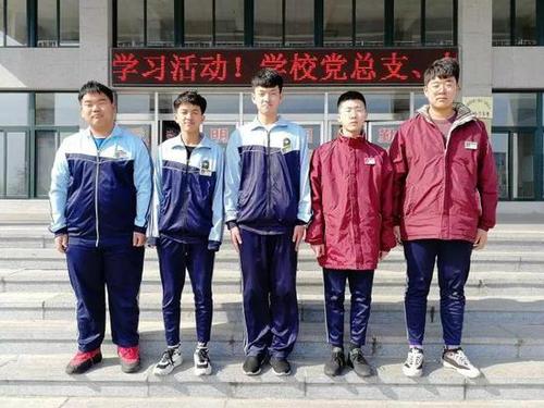 5名少年冲进火场提醒居民逃生 浓烟中救出小女孩