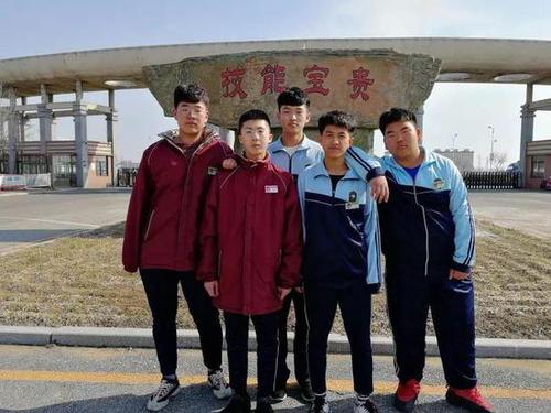 5名少年冲进火场提醒居民逃生 浓烟中救出小女孩