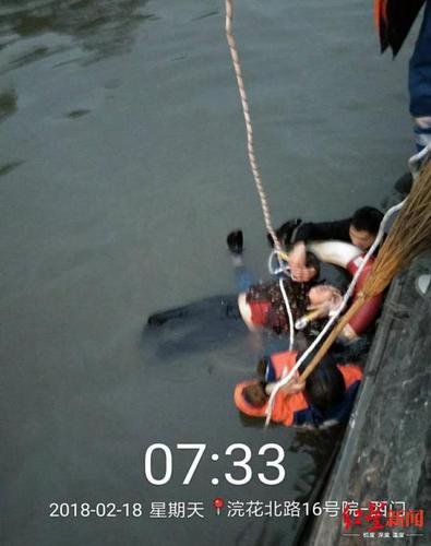 环卫工寒冬跳下河救起落水老人 获评道德模范称号