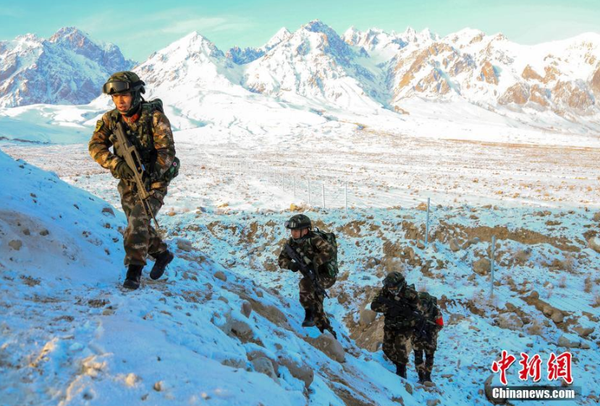 近日，驻守在新疆喀什地区的武警新疆总队某机动支队官兵在高原高寒环境和复杂地域条件下组织开展为期一周的“魔鬼周”极限训练。此次极限训练重点对特战队员体能、技能、心理、意志等内容进行了训练，全面提升了特战队员在高原高寒、复杂环境下的技战术水平。文 图 柯大为 赵富亮