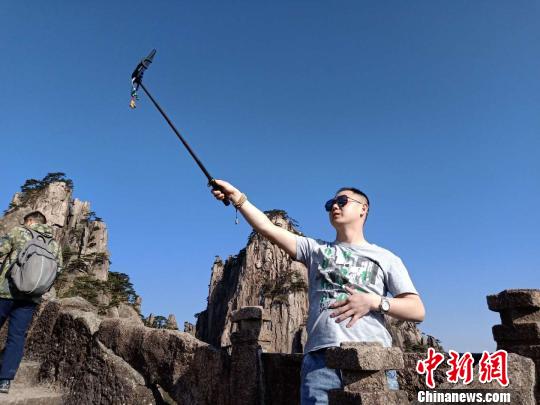 游客自拍留念?！⊥粜缕?摄