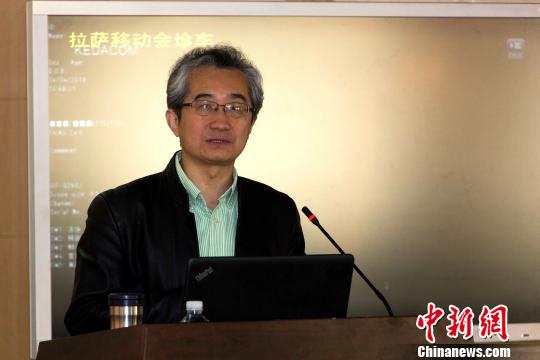 图为专家开展讲座。　贡桑拉姆 摄