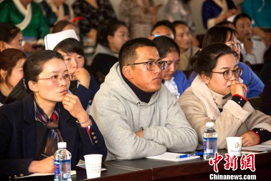 图为医护人员听专家讲座?！」鄙＠?摄