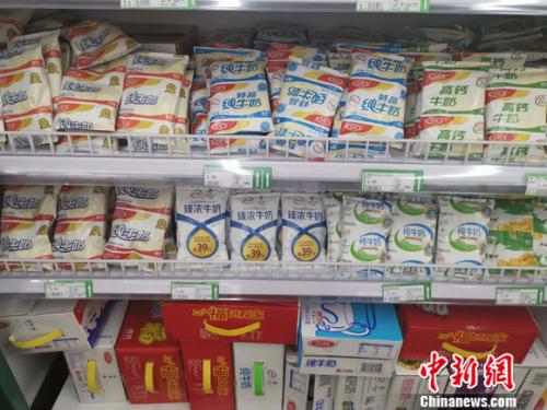 图为超市里的乳品区。 谢艺观 摄