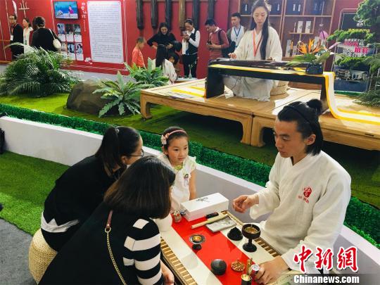 世界大健康博览会现场的武当文化节目展演 马芙蓉 摄 世界大健康博览会现场的武当文化节目展演 马芙蓉 摄