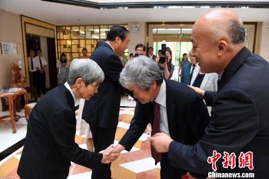 图为2018年8月初，王旭东(右)参加平山郁夫丝绸之路美术馆文物展。　杨艳敏 摄