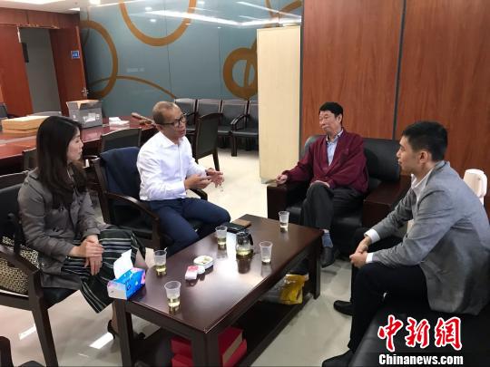 黄国梁与福清文博界人士交流。　郑松波 摄