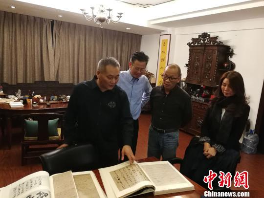 黄国梁拜访福清黄檗文化促进会，捐赠《日本高僧遗墨》套书。　陈芝宽 摄