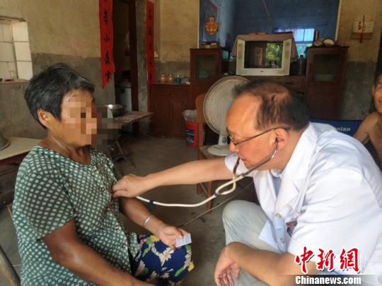 钟祥市人民医院医疗专家进村入户，将优质资源下基层，致力提升服务惠百姓。(资料图) 钟欣 摄