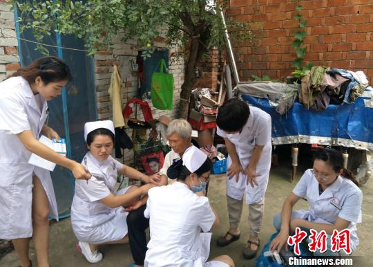 钟祥市人民医院开展“百名医生下基层，健康扶贫访万民”活动。(资料图) 钟欣 摄