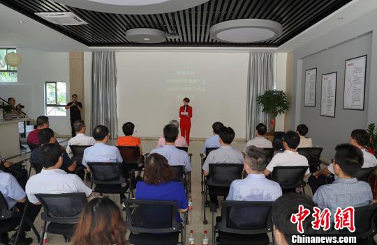 图为活动现场?！≌跑缫?摄