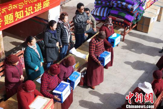 图为4月10日，活动向雄色寺僧尼赠送各类物品。　张伟 摄