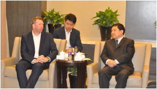 浙江省人大常委会副主任李卫宁与美国六旗集团全球总裁大卫?麦克利普斯进行座谈 浙江省人大常委会副主任李卫宁与美国六旗集团全球总裁大卫?麦克利普斯进行座谈