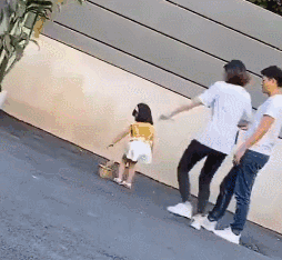 童模江湖:一天收入能上万 有童模为拍摄不上幼儿园