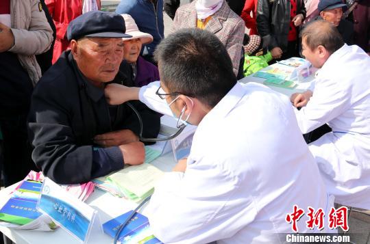 图为下乡义诊。(资料图) 湟源县卫生健康局 摄