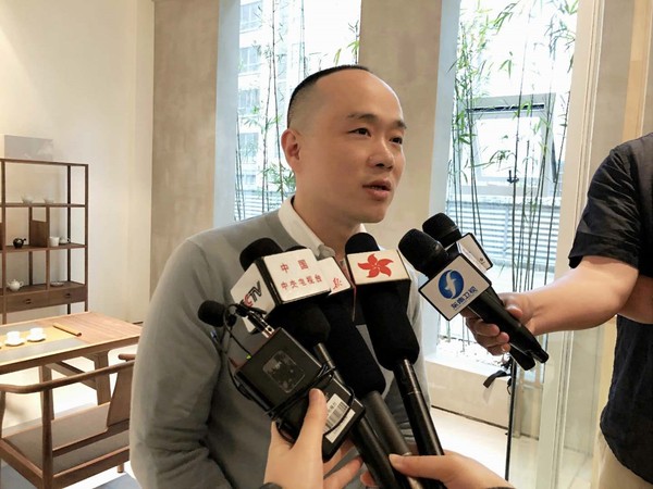 国号白茶创始人李国进表示，国号始终坚持着“真”的品牌理念。力求最质朴地还原出白茶本真的味道。让爱茶人喝到好茶，让喝茶人爱上白茶。                       新华网记者 张婷婷 摄影