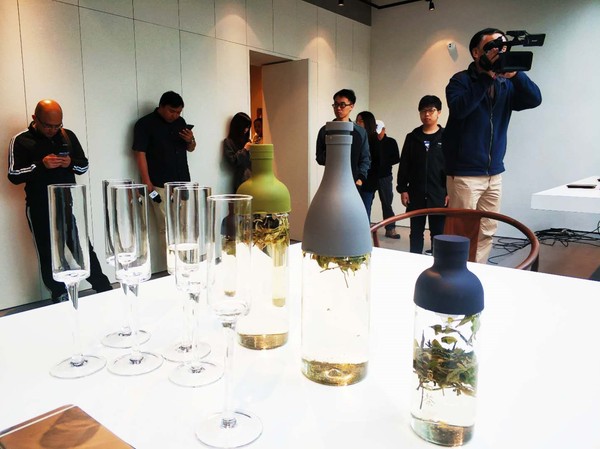 工艺创新、口感回甘的冷泡白茶携带非常方便、不烫口，开瓶即可享用，深受爱茶族的欢迎。