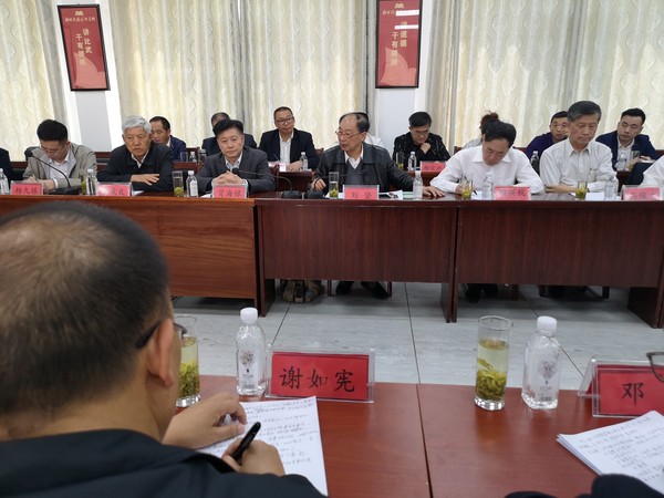 图为座谈会现场