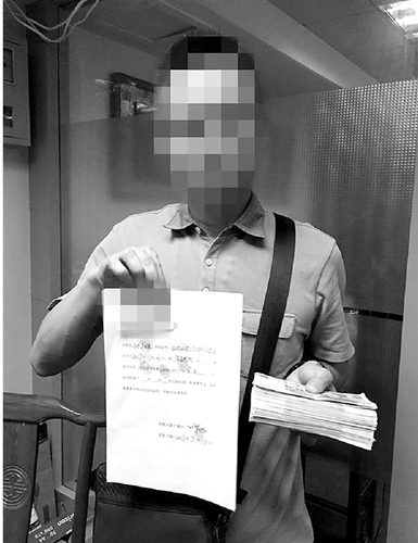 借款人签下借款合同后，拍照留证。这是“套路贷”的行规。