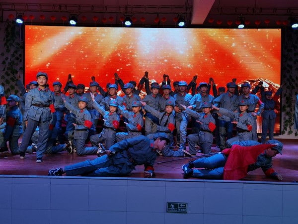 通道县第三完小学生深情诗朗诵表演“长征”