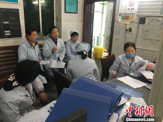 俞莉和医务人员分享经验 受访者提供 俞莉和医务人员分享经验 受访者提供