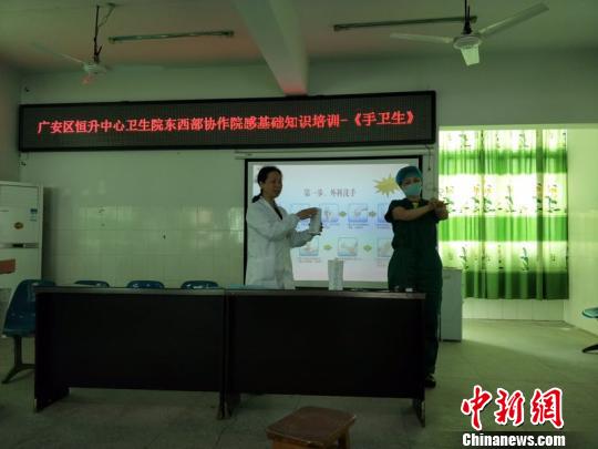 俞莉开展院感工作培训 受访者提供 俞莉开展院感工作培训 受访者提供